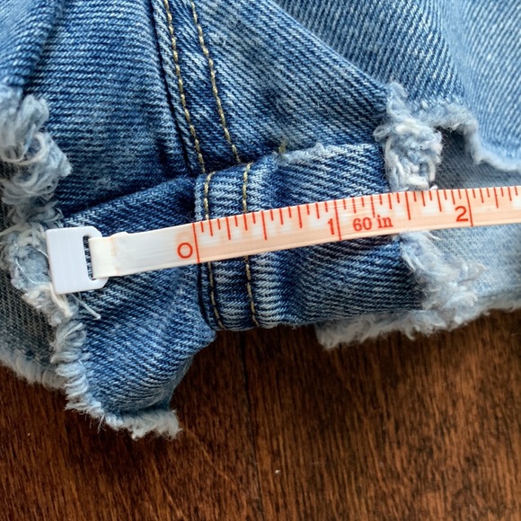 GUESS Y2K Vintage 1.5” Inseam Frayed Jean Shorts Size 30 - Picture 16 of 16